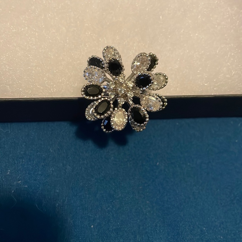 🌻3 for $25 Rhinestone flower ring. Like new.
